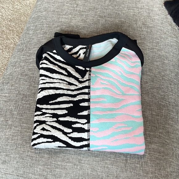 Marc Cain Long length knitted sweater with wide silhouette, contrasting … - Picture 10 of 10